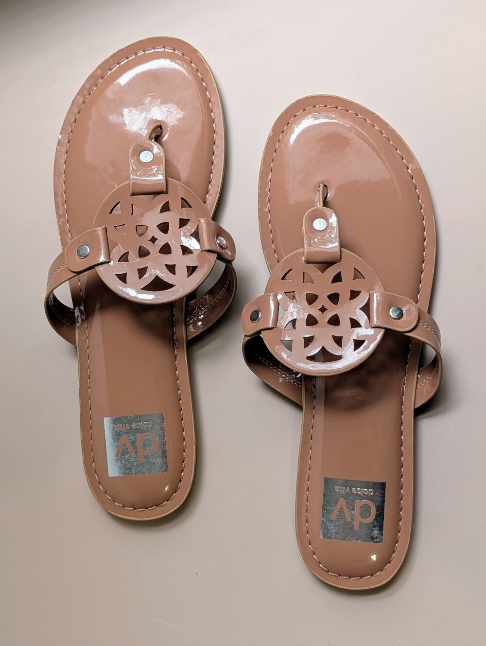 NIB DV by Dolce Vita Gotie Laser Cut Studded Thong Sandals Cafe Patent Size 8